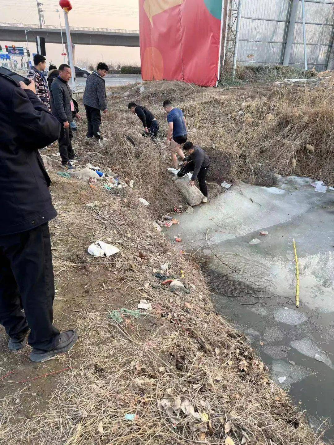 8岁儿童落水 退役军人吴帅帅与家人跳入冰水救人_任思佳_小男孩_吴坤