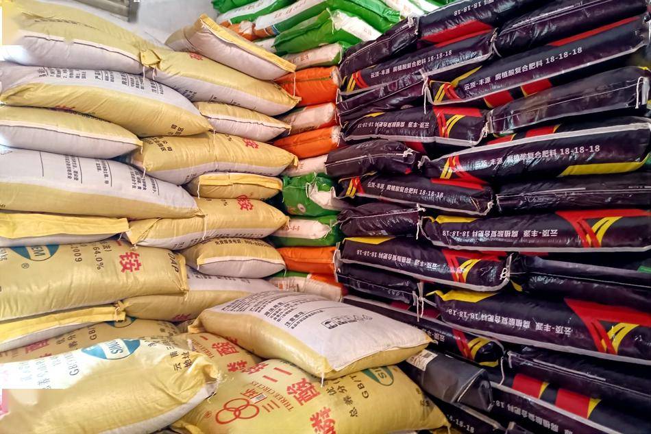 走进清水县城区的一家农资经营店,店主吴东芳正忙着清点农资种类.