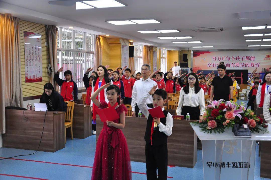 江门市培英小学的同学们亲手制作"福"字挂件,写上龙年新年愿望,挂上