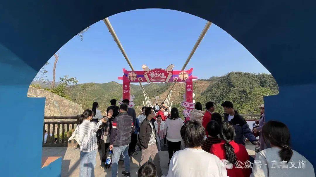 信宜莲花湖春节举办大型水上表演活动.