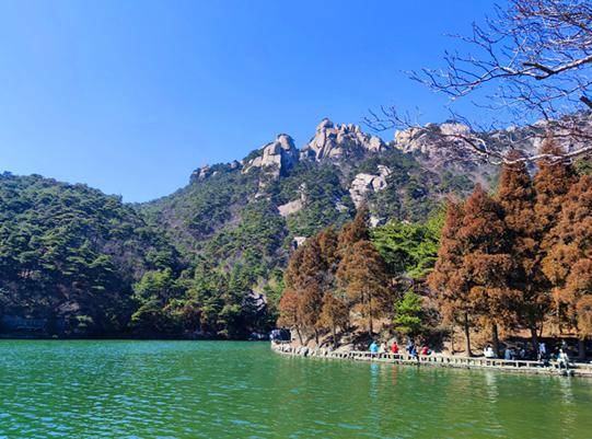 安徽潜山天柱山:天蓝如洗 山峰争秀_群峰_湖水_宁静