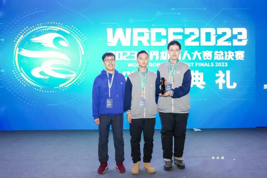 近日,我校学子蓝梓耕,许哲在葛雨晴,袁嘉敏老师的指导下,组队参加了于