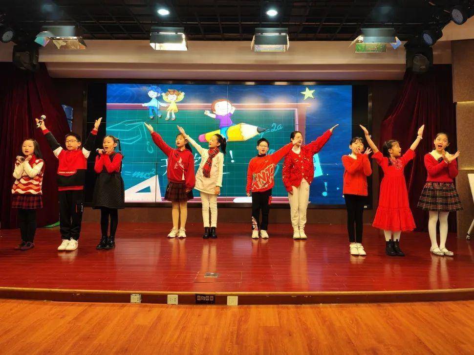 在愚一小学的开学典礼上,学校戏剧社成员带来了新春节目《童心国韵》