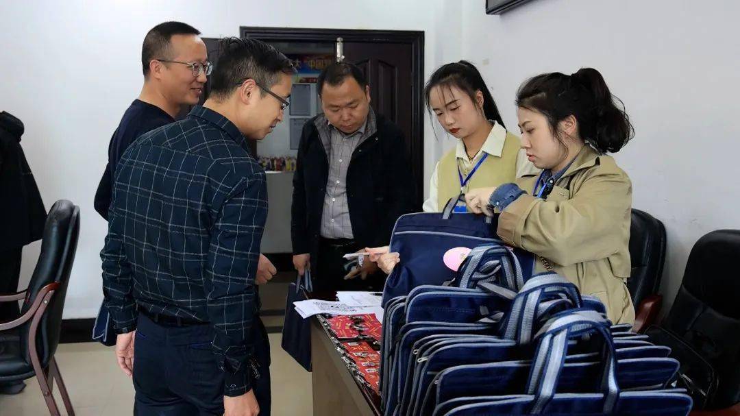 三穗县政协委员,三穗县第二中学教师张启玉表示:"今天来报到,我带来的