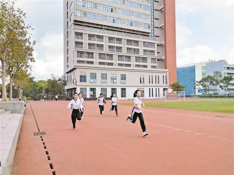 新安中学(集团)初中部学生在操场上跑步.