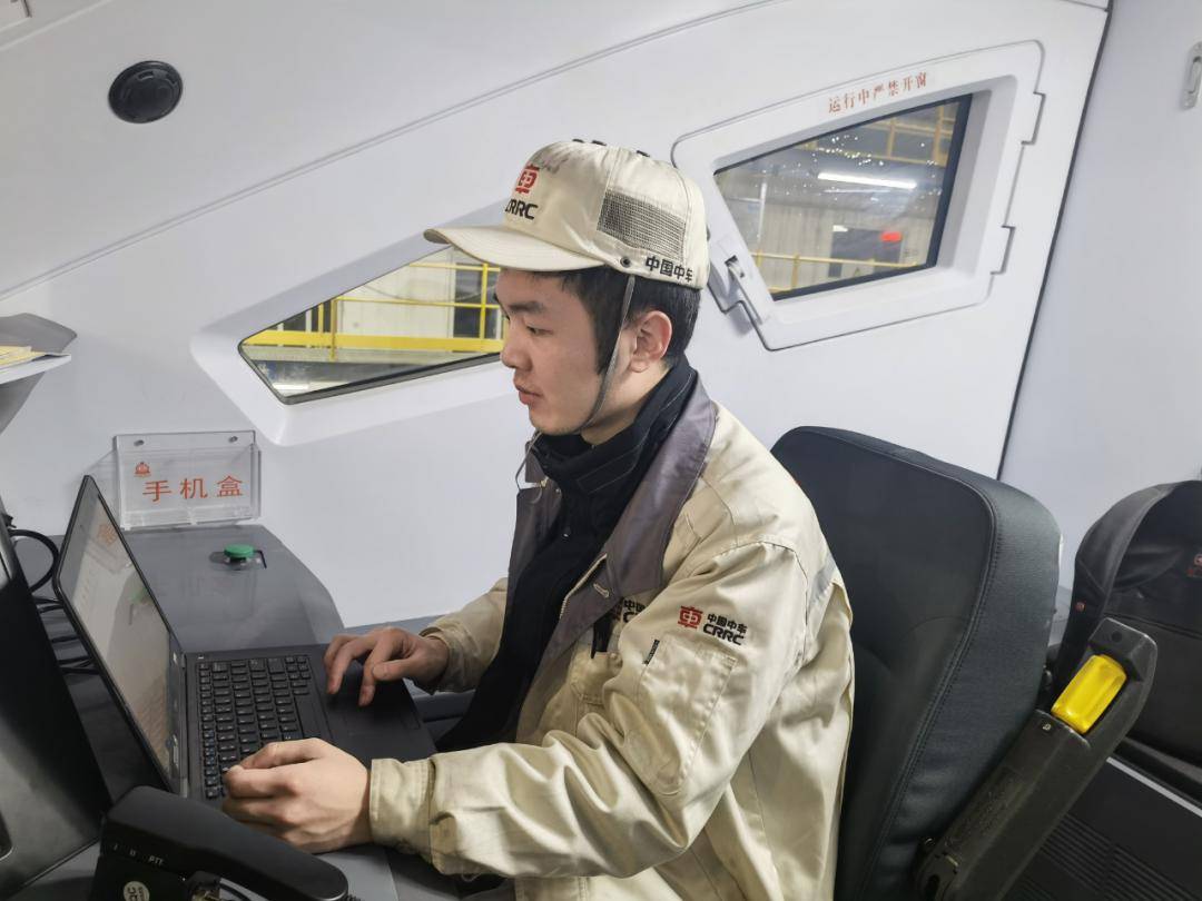 早上9点,随着早班会的结束,时代电气售后服务人员廖伟杰和程俊哲立即