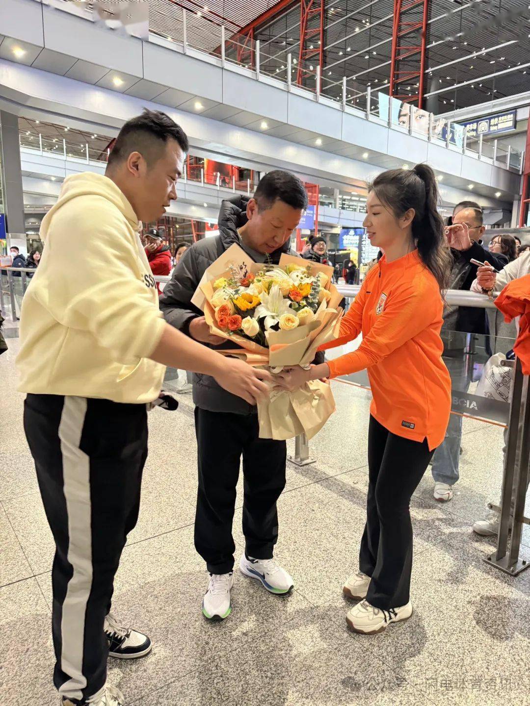 第一现场:泰山队抵达北京,球迷热情接机_济南_鲜花_掌声