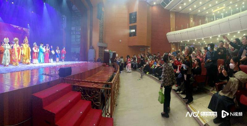 广州红豆粤剧团团长陈振江表示:"这说明有越来越多的年轻观众热爱传统