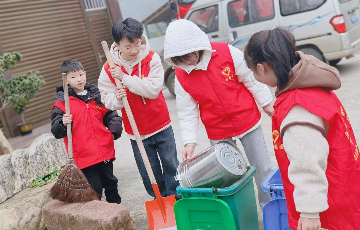 "春风行动"学生走进社区,开展清洁家园志愿服务