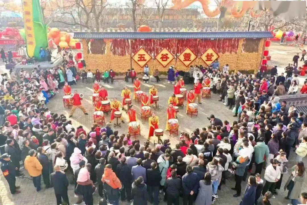 在"春满中原,老家河南"陕州地坑院灯会暨首届黄河非遗文化大集民俗