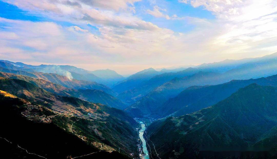 云南怒江大峡谷:峡谷深处夕阳西下的胜景_皇冠_村庄_雪山