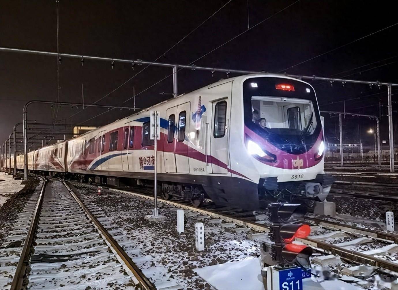 为满足市民出行需求,保障乘客平安回家,21日,郑州地铁1号线,2号线,5号