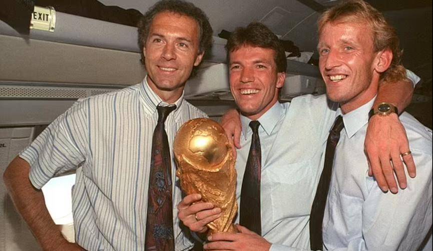 合影贝肯鲍尔于今年1月7日去世,享年78岁,引起了整个足球界的巨大悲痛