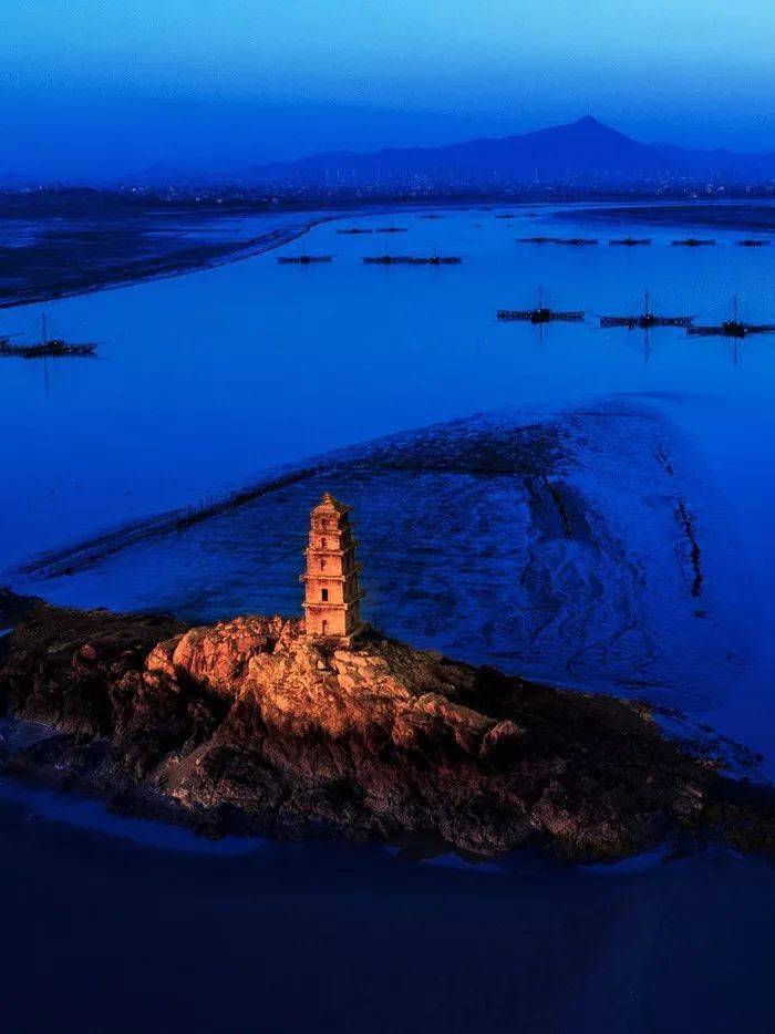 (摄影/陈锦文)【五侯山】位于兴化湾南侧,海拔约400多米,为莆田沿海第