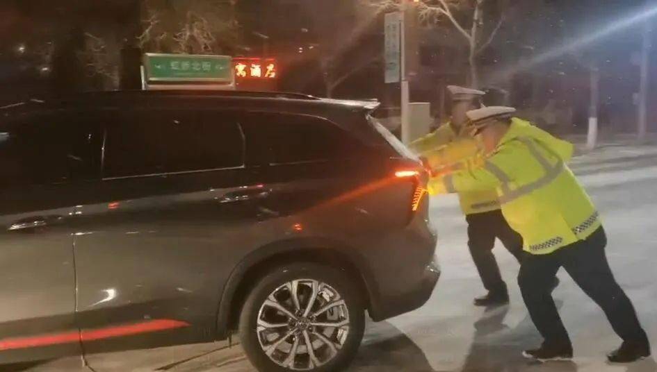这个下雪天,暖心事儿真不少……_男子_小孩_警车