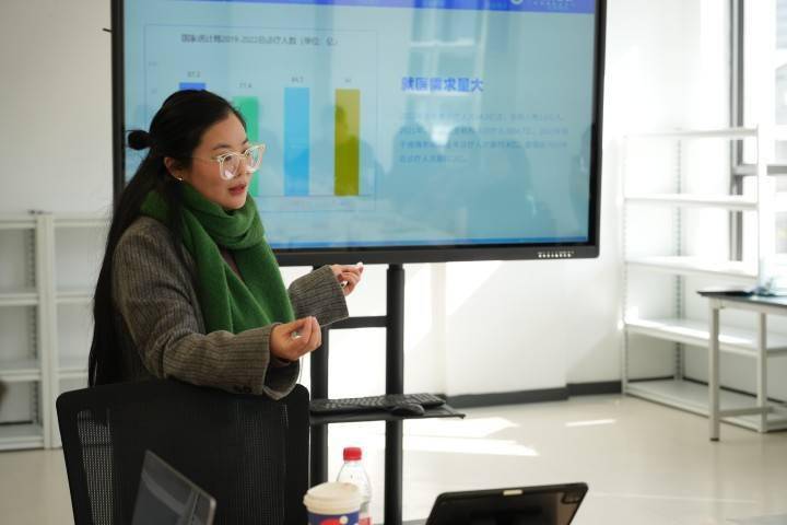 当陪诊成为生意:"临时家人"们的探索与忧虑_检查_周平来_服务