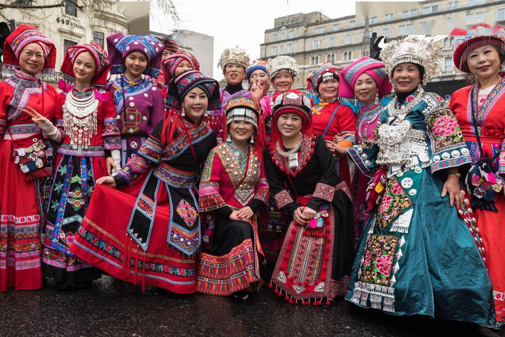 传统服饰扮靓世界各地 一展民族风采_中国_视觉_来源