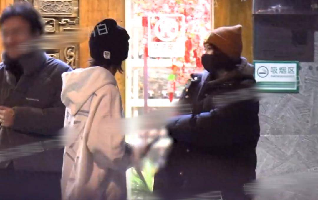 鹿晗关晓彤戴情侣帽聚会力证未分手,留同款发型.