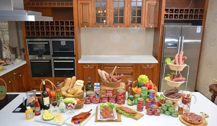 开盖之前要倒转,因为采用上层发酵工艺酿制的混浊型啤酒具有朦胧感,酒