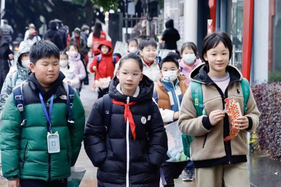 "在老师们龙年的第一声祝福中,苏州市金阊实验小学校的每一位孩子都