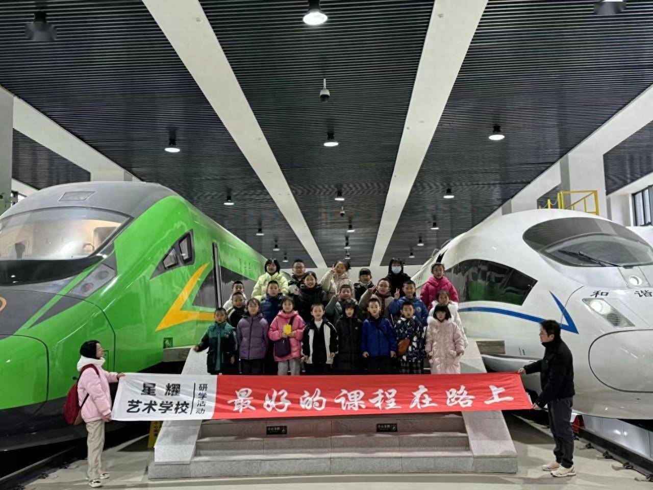 2月20日,载有20名小旅客的g2686次列车从甘肃定西一路驰行前往陕西