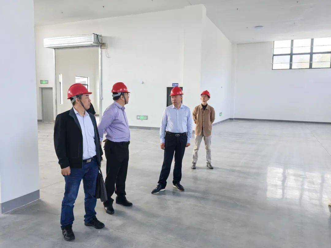 王劲东局长一行实地察看了岱山粮库二期建设工程项目,并召开座谈会