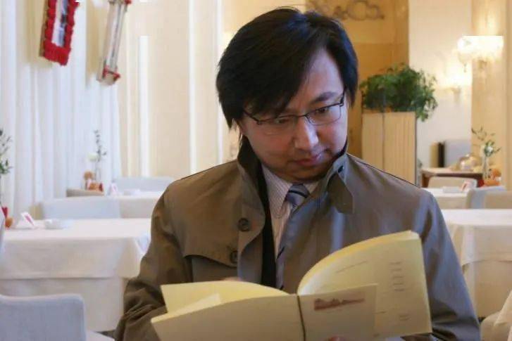 结合特定的文化背景才能理解的内容,用更加直白易懂具有现代性的方