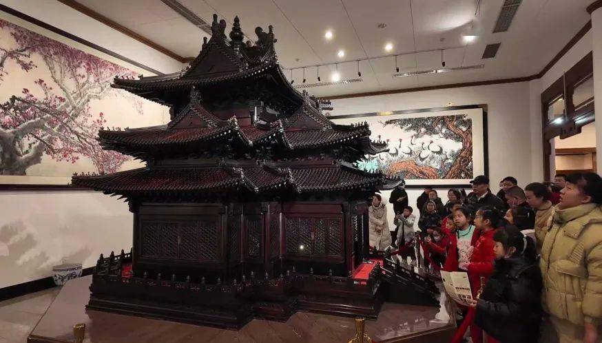 向孩子们科普了紫檀,柚木等珍贵木材知识以及中国古建筑,榫卯结构