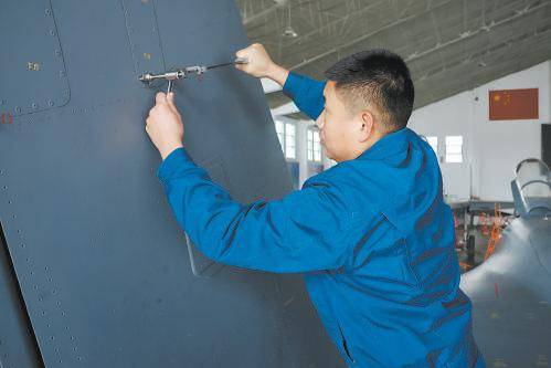 机务兵奋斗的青春:当好一颗"时代的铆钉"_洪奎_赵清钦_战机