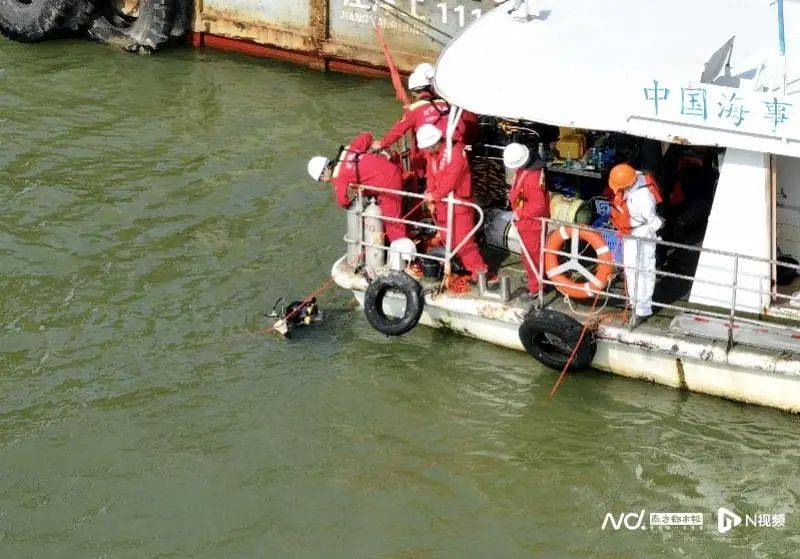 現場已撈起兩輛落水車分別為東莞和廣州牌照