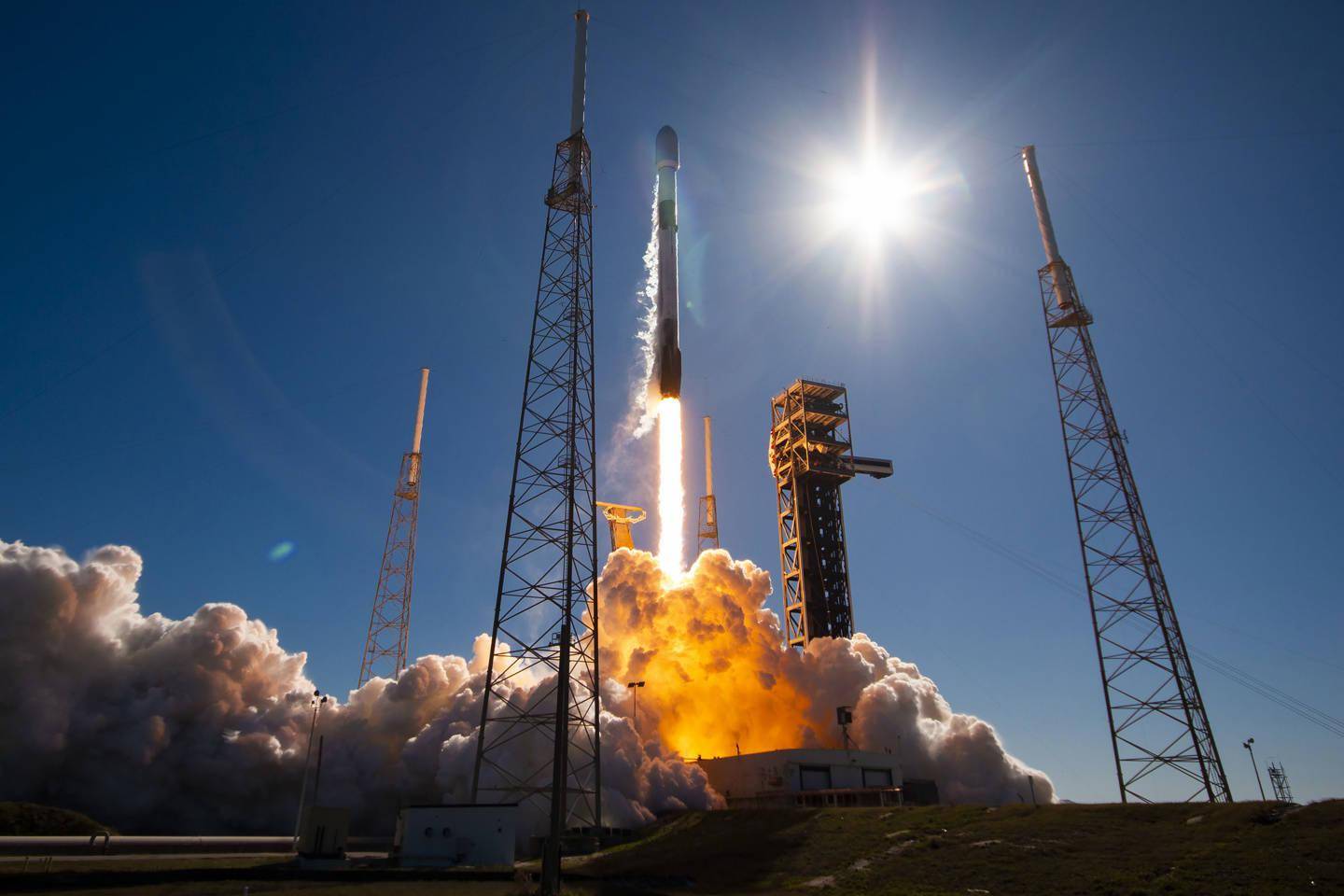 spacex 发射merah putih 2 卫星,猎鹰九号火箭完成第 300 次发射_飞船