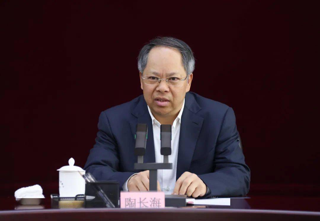 副省长贾利军,省法院院长茆荣华,省检察院检察长王永金出席会议.