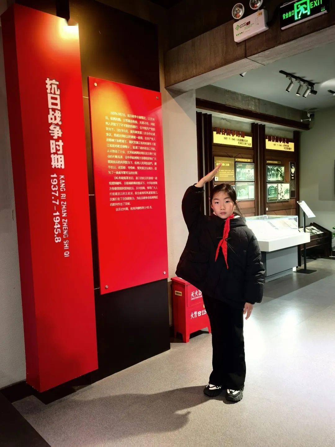 杭州市西湖小学教育集团的孩子们走进场馆宣讲红色故事,宣扬英雄楷模