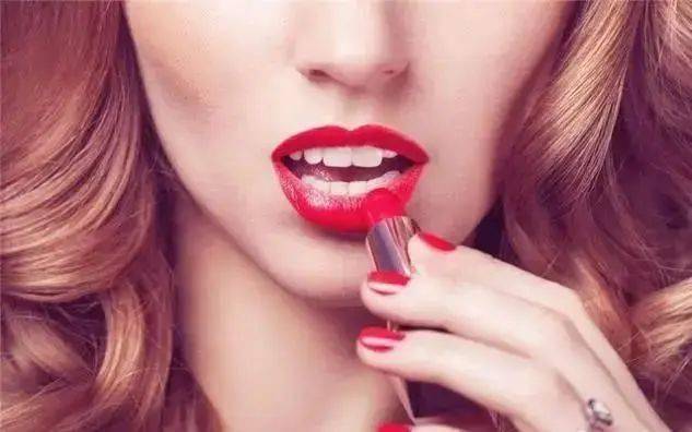 涂口红的3个"低级错误",许多人都会犯,怪不得掉色还沾杯_女性_嘴唇_这