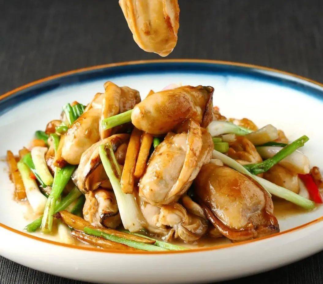 姜葱炒生蚝4,把做好的虾胶杏鲍菇摆在青笋上,然后点缀一点鱼子酱放在