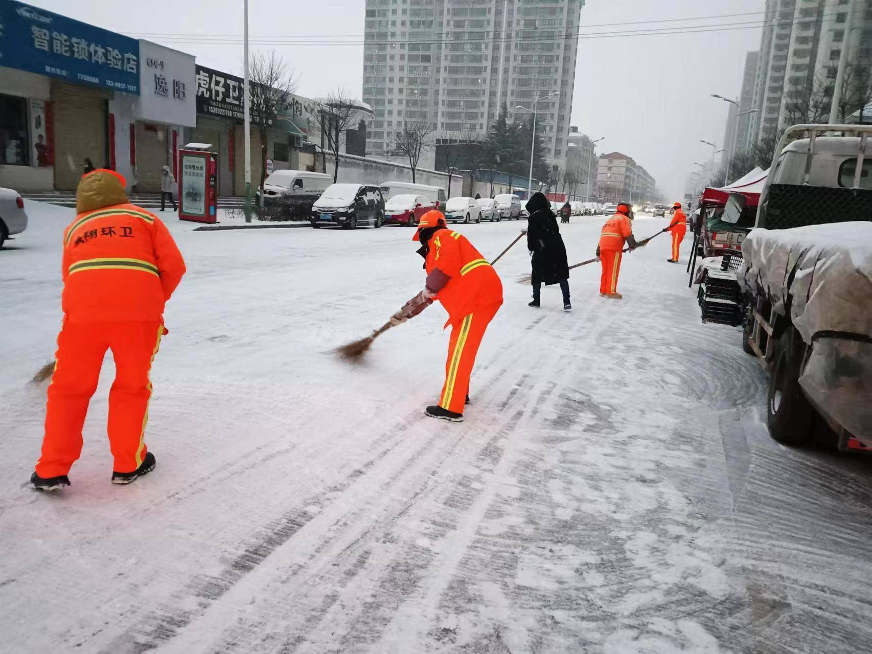 环卫工人雪天清扫美篇图片