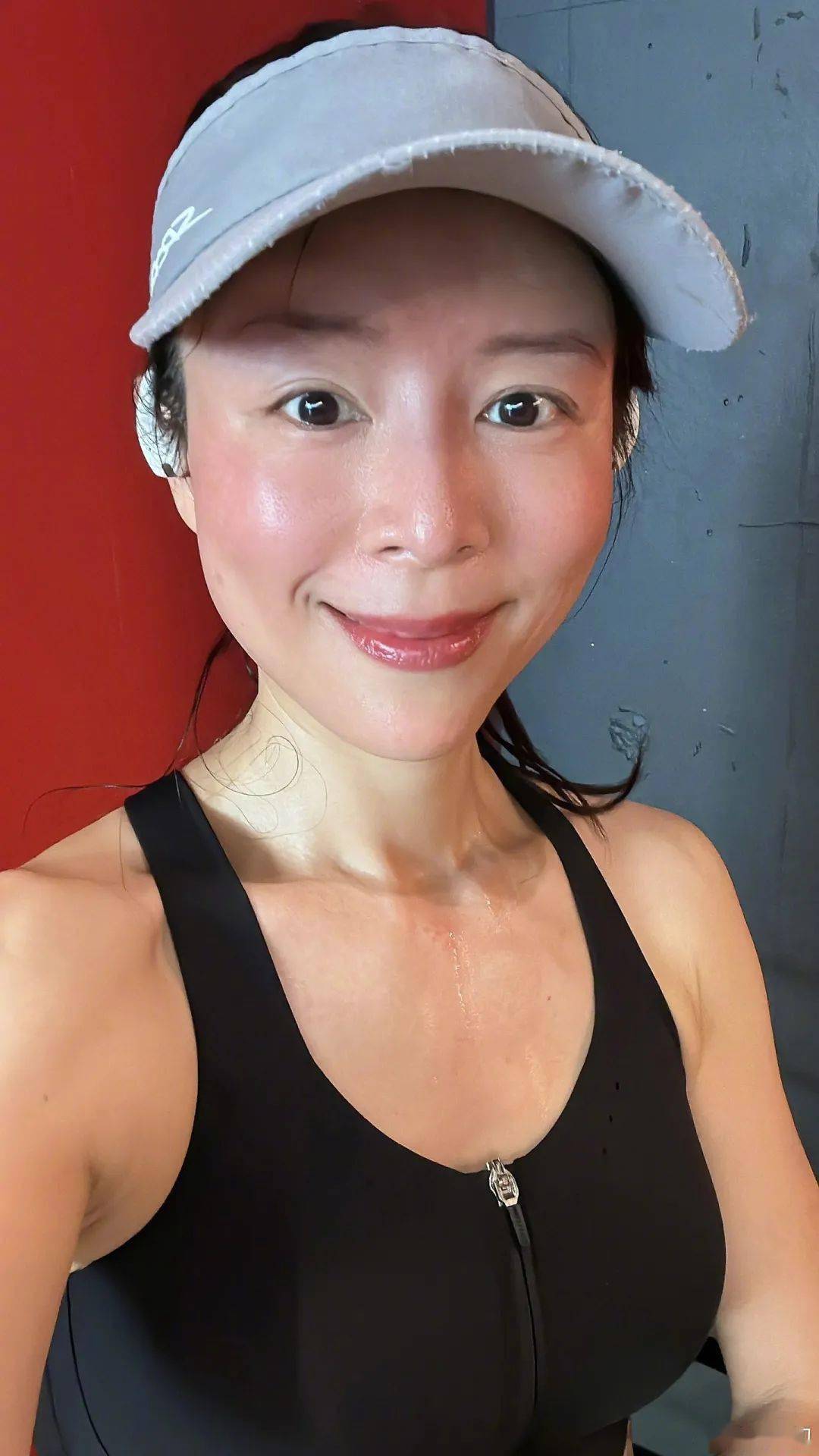 44岁张静初:跑步完,就像上了妆一样!_运动_皮肤_肌肉