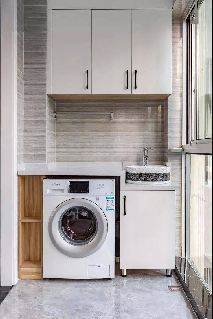 小户型阳台装洗衣机与收纳柜,美观实用,打造整洁有序的生活空间