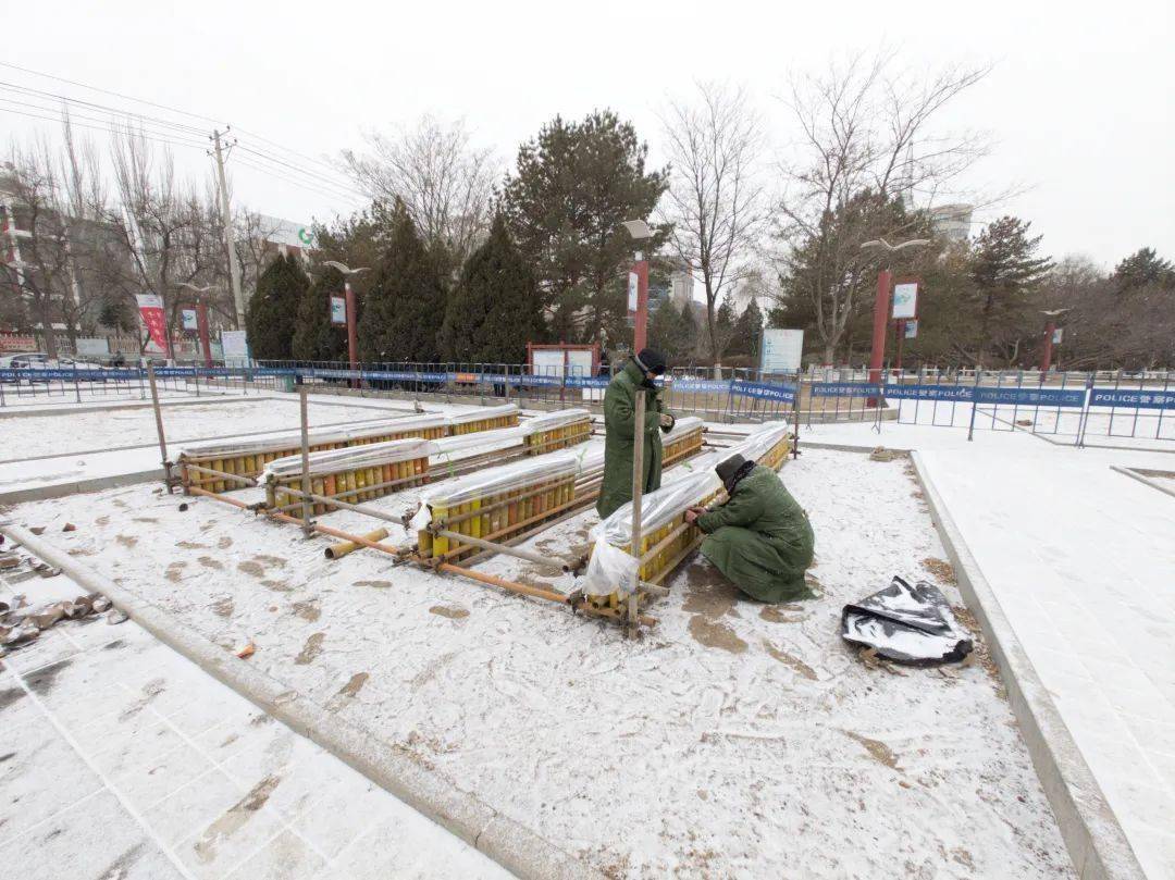 并采用3-6寸礼花弹,特效单排烟花等进行音乐烟花表演,其中白闪瀑布,千