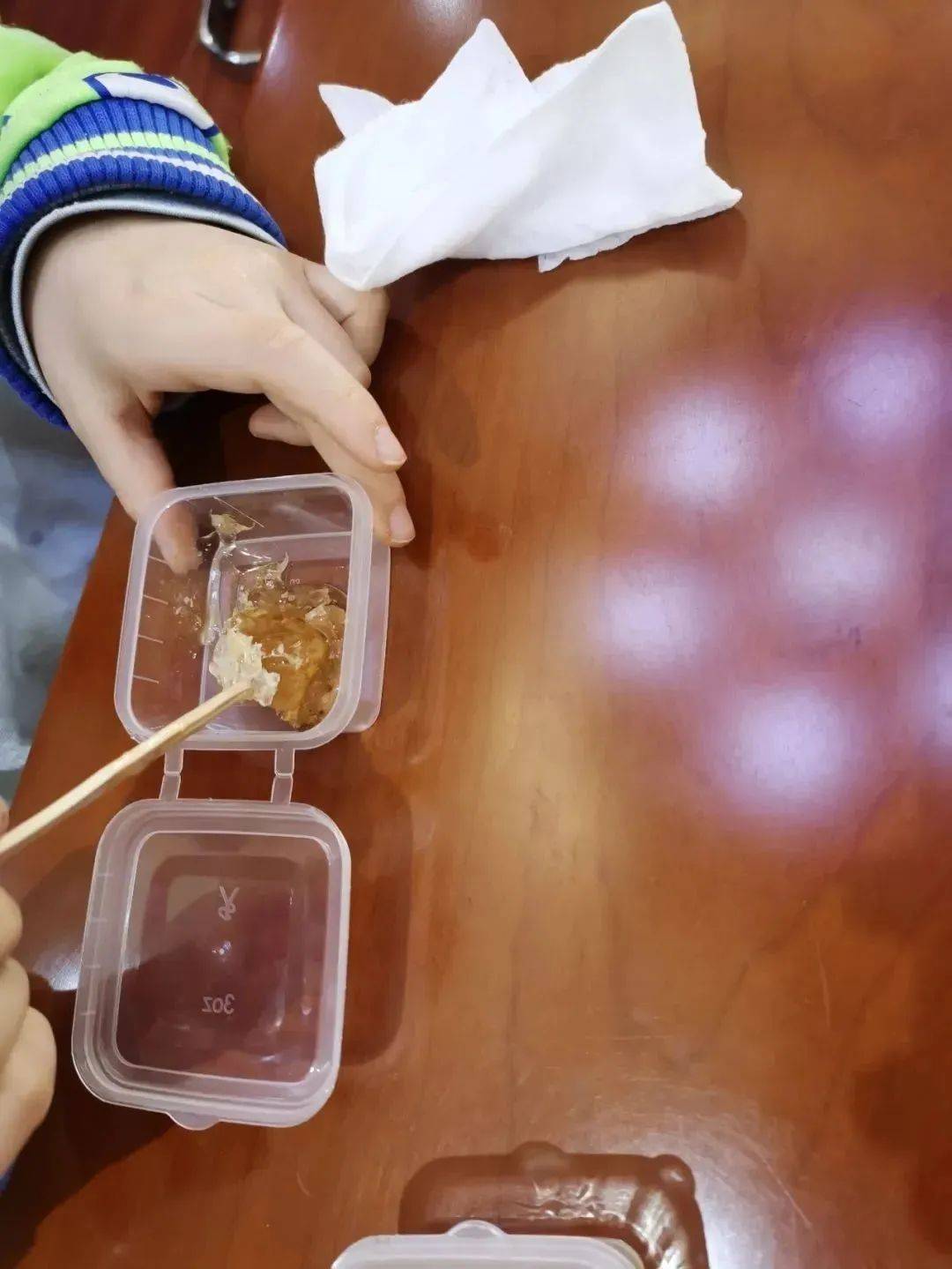 梦见蜜蜂和很多蜂蜜是什么意思(梦见很多蜜蜂和蜜糖)