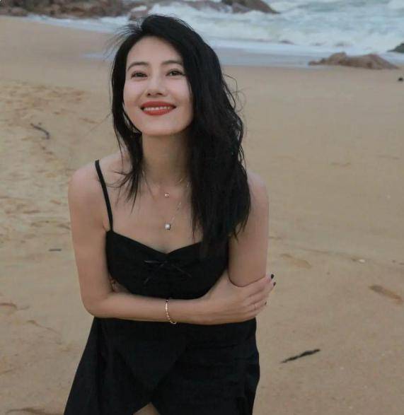 高圆圆在台北被偶遇,独自下楼带娃散步,穿平价衣服未见赵又廷_女儿