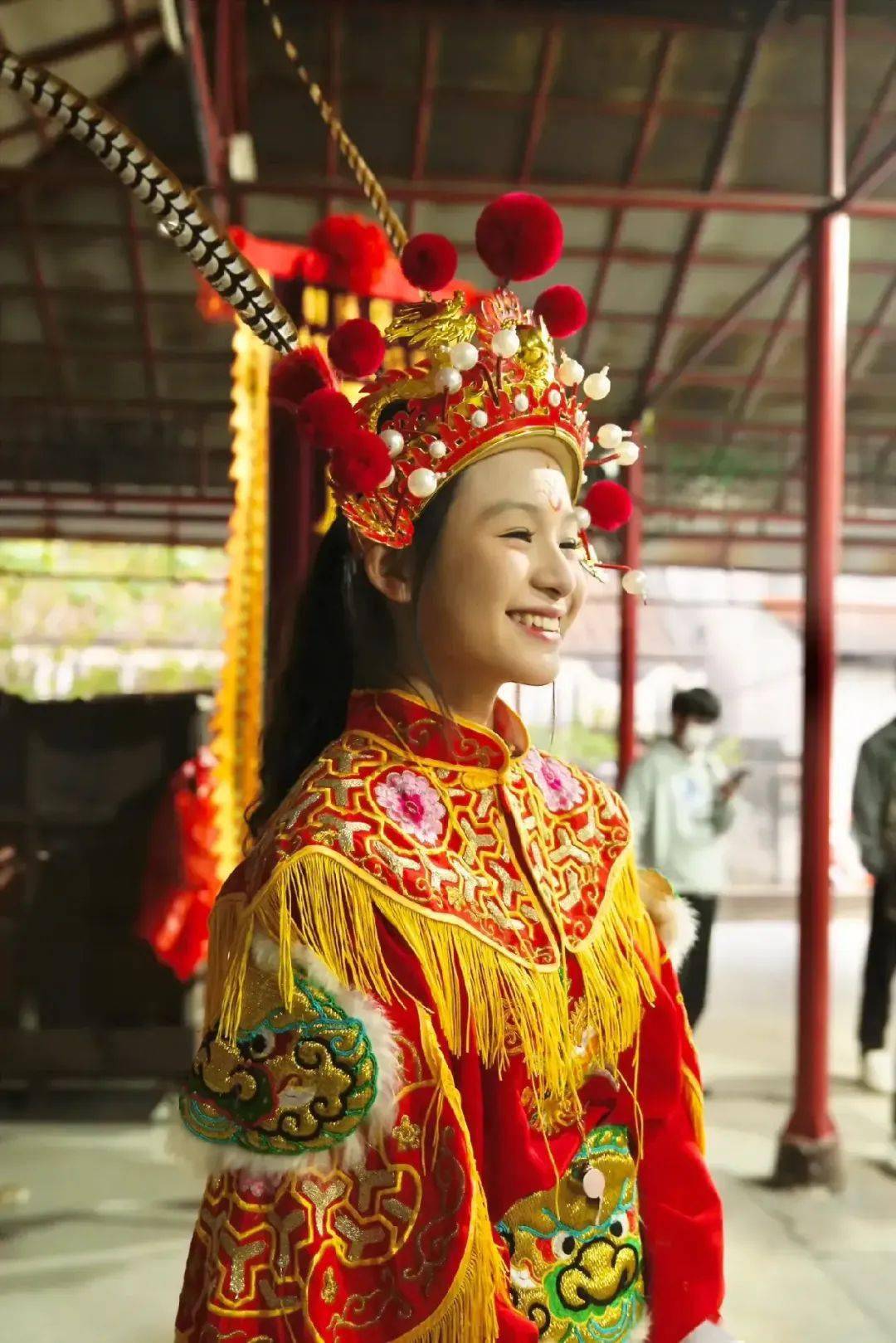 西门女子英歌队16岁的郑梓欣是棉城中学一名初二学生表演起来轻盈活泼