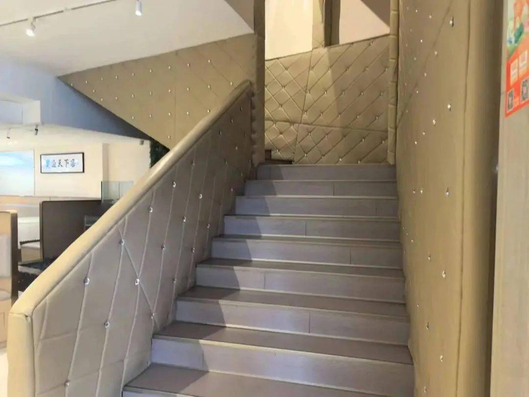 隐患问题:1,场所内疏散楼梯采用易燃可燃材料装修2,大厅北侧墙角电器