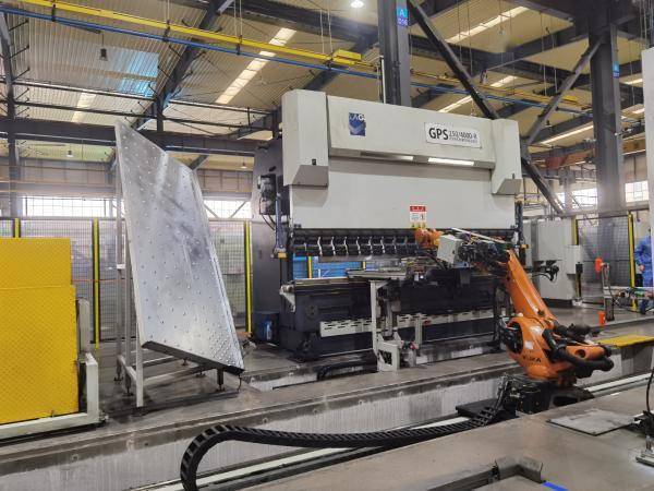 昨天,3辆满载着电梯部件的大货车从位于鄞州区东吴镇的宁波宏大电梯