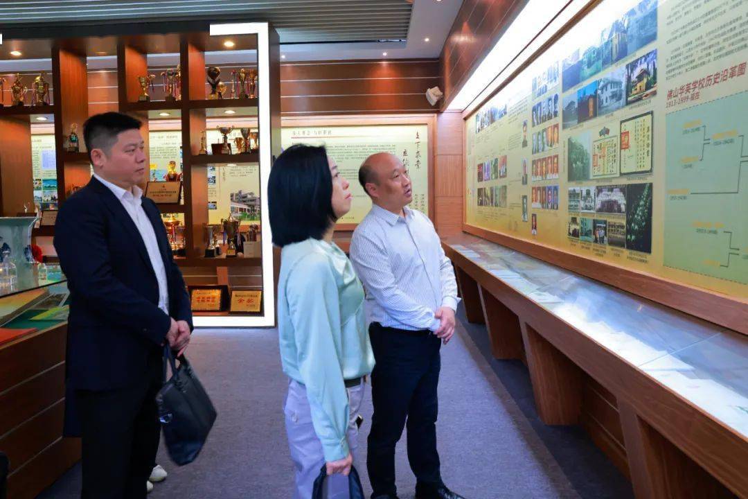 华英学校党总支副书记,校长何轩