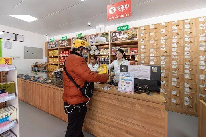 药店内,身穿白大褂的店长叶玲正站在货架旁精心摆放新到的药品.