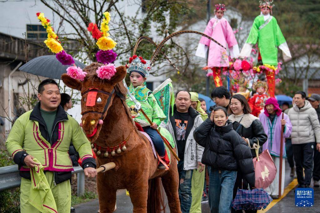 2月22日，在浙江省金华市武义县俞源乡俞源古村，村民在举行传统民俗活动