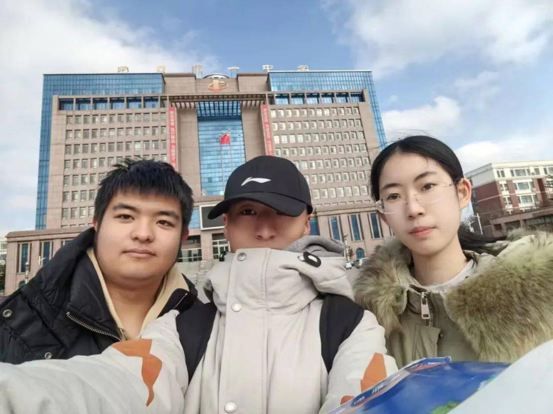 传递希望"——回访龙口第一中学_进行_邹明_新一中