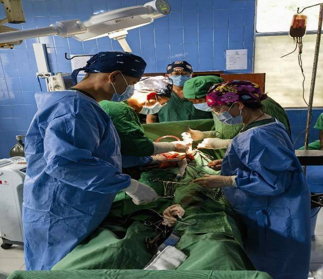 查体后发现腹部膨隆,全腹部压痛,超声提示为脾破裂,急诊剖腹探查发现