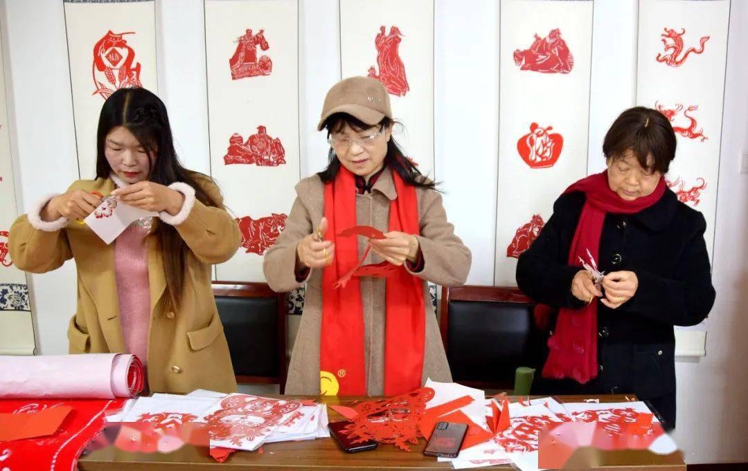 杜康酒,恐龙,杜鹃花,三屯稻田等标志性元素融入其中,充分体现了剪纸